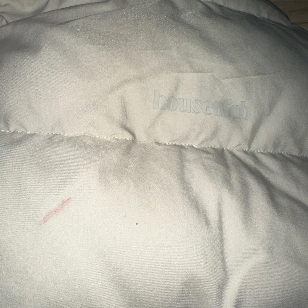 HOUSE OF CB "HERO" IVORY OVERSIZED C SHAPE PUFFER JACKET IN LARGE - Picture 5 of 5